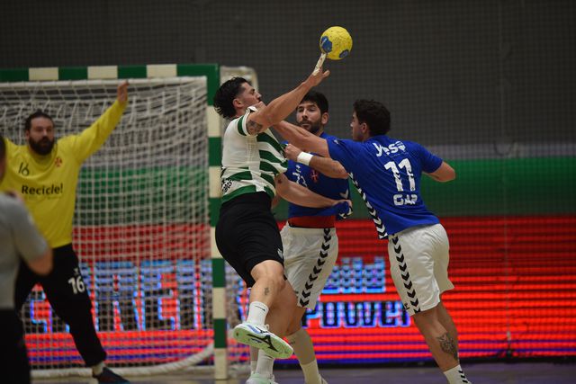 Salvador Salvador tenta furar a defesa do Belenenses - Foto: Miguel Nunes