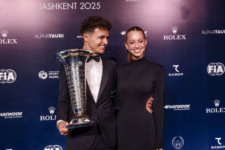 Lando Norris recebeu, na sexta-feira, o primeiro título de campeão do Mundo de Fórmula 1 e teve a companhia da namorada, a atriz portuguesa Margarida Corceiro