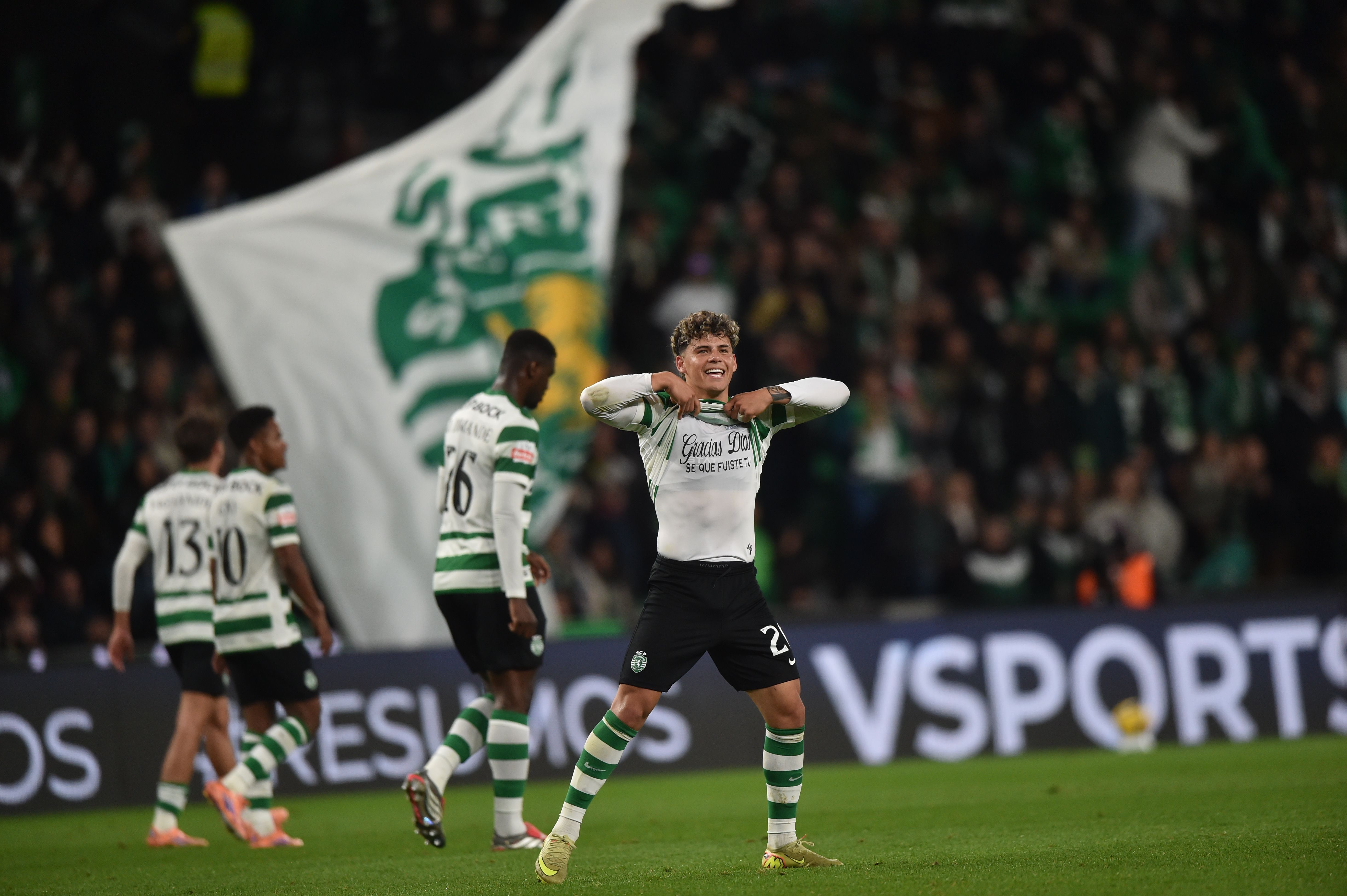 Dedicatória de Maxi no primeiro golo - Foto: Miguel Nunes