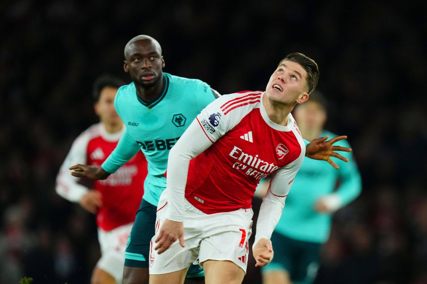 Toti Gomes a marcar Viktor Gyokeres no Arsenal-Wolverhampton no Emirates