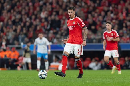 Enzo Barrenechea em ação durante o Benfica-Nápoles, na Champions League