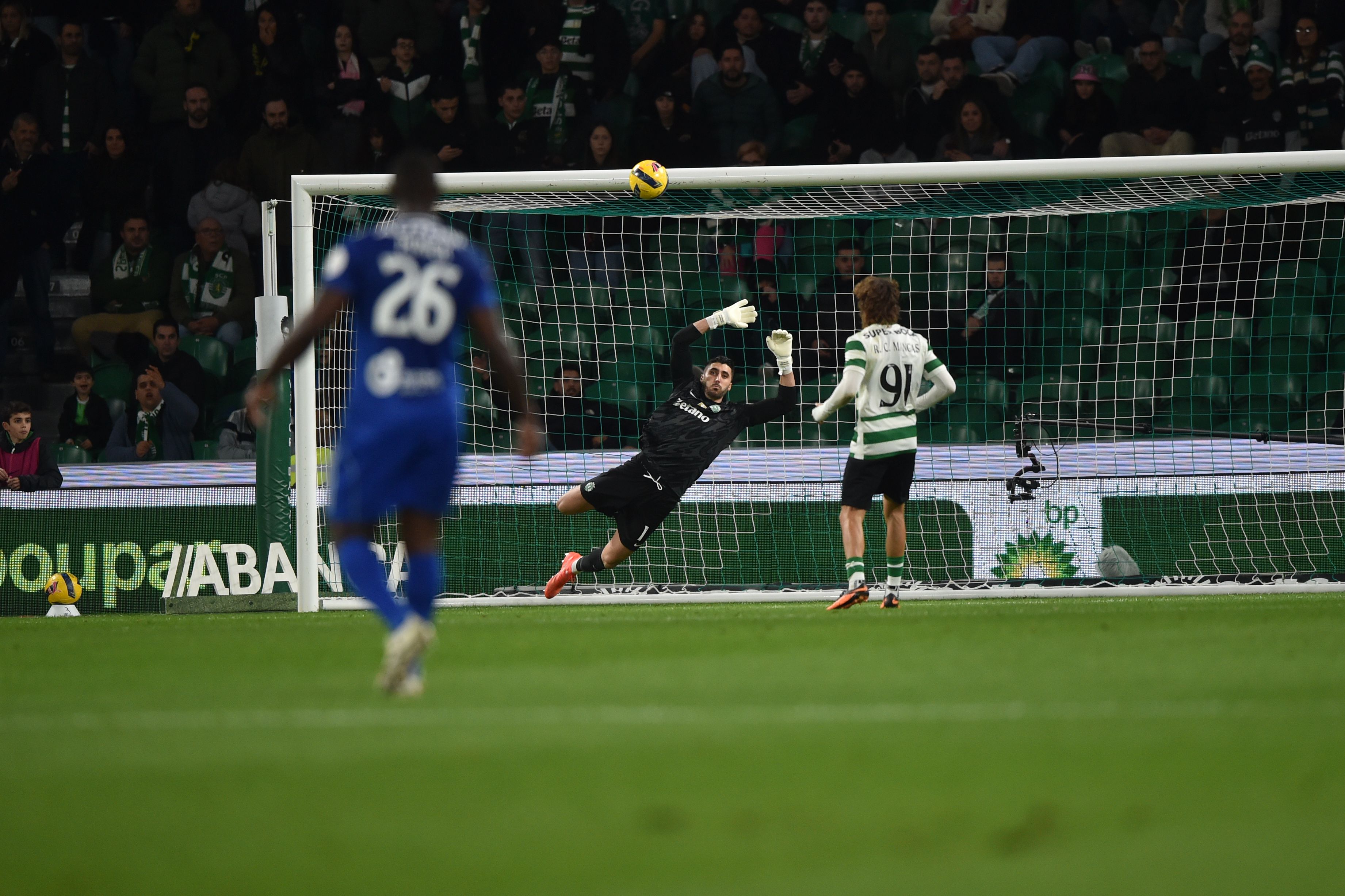 Óscar Perea obrigou Rui Silva a grande defesa à passagem da meia-hora (Foto Miguel Nunes)