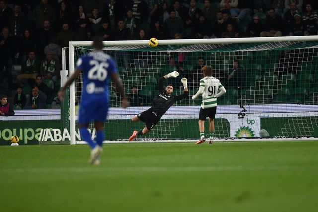 Óscar Perea obrigou Rui Silva a grande defesa à passagem da meia-hora (Foto Miguel Nunes)
