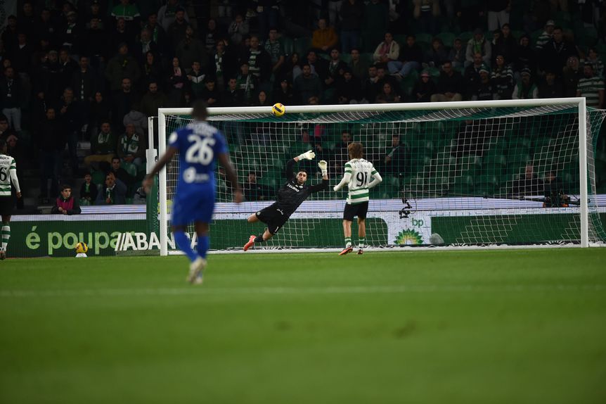 Óscar Perea obrigou Rui Silva a grande defesa à passagem da meia-hora (Foto Miguel Nunes)