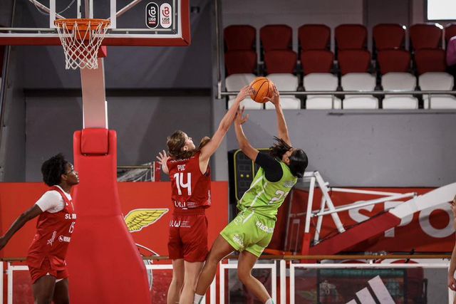 Lance do jogo de basquetebol Benfica-Barcelos no Pavilhão da Luz - Foto: FPB