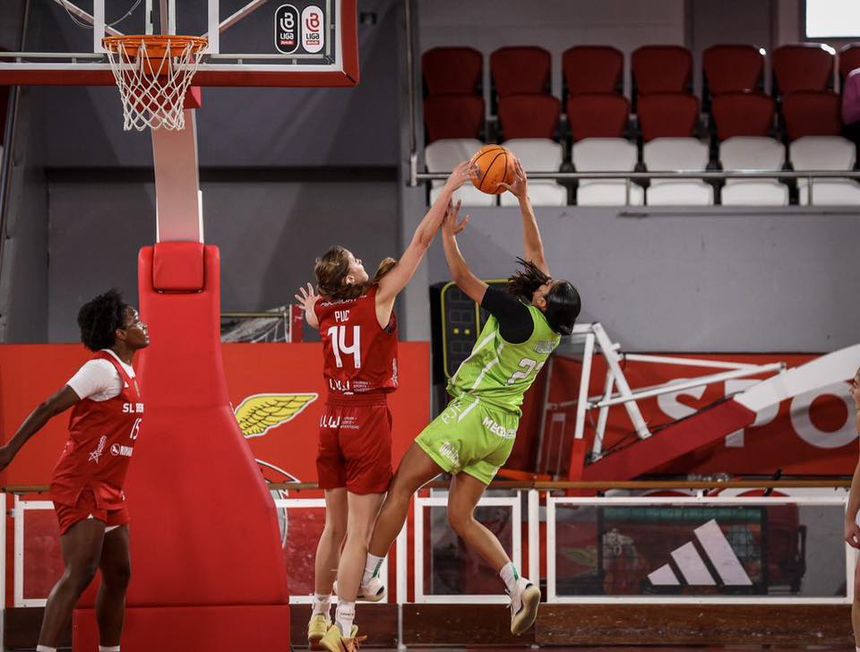 Lance do jogo de basquetebol Benfica-Barcelos no Pavilhão da Luz - Foto: FPB