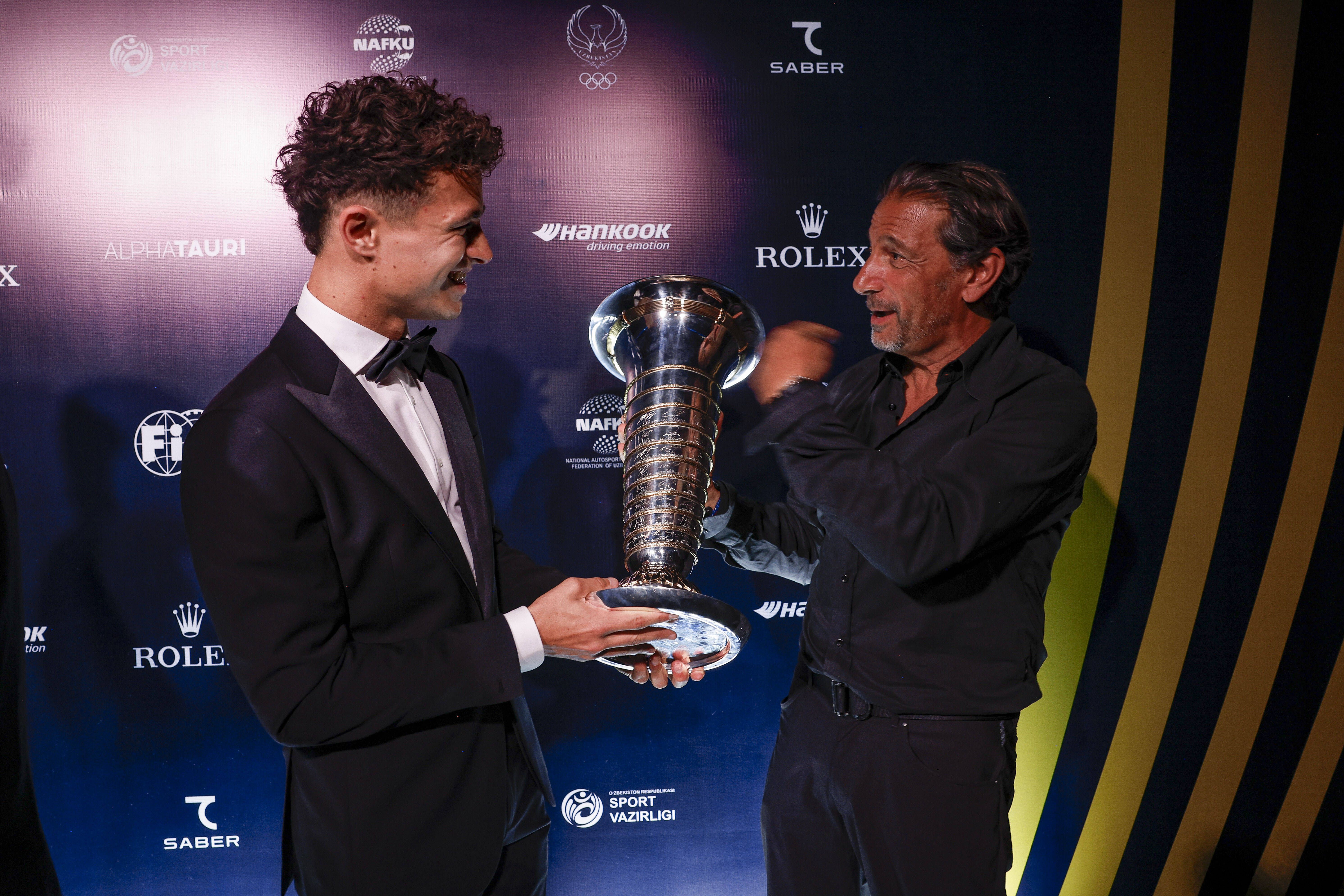 Lando Norris recebeu, na sexta-feira, o primeiro título de campeão do Mundo de Fórmula 1