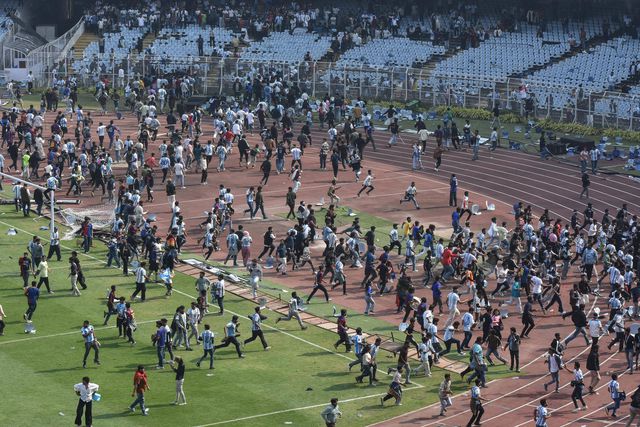 Curta aparição de Messi irritou fãs e gerou caos: cadeiras e garrafas a voar (vídeos)