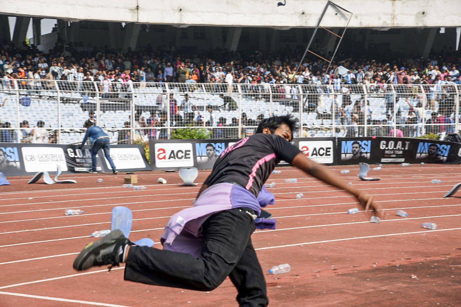 A visita de Lionel Messi à Índia acabou de forma caótica quando os adeptos arremessaram objetos, arrancaram cadeiras e invadiram o campo no estádio Salt Lake, depois de o argentino ter feito uma breve aparição no evento - Foto: Imago
