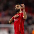 Mohamed Salah a agradecer o apoio dos adeptos do Liverpool em Anfield no seu regresso