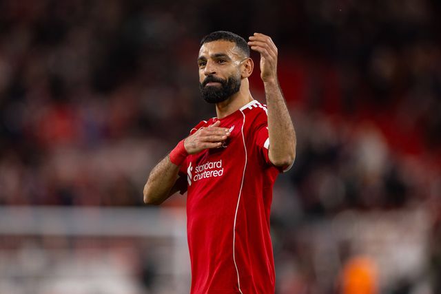 Mohamed Salah a agradecer o apoio dos adeptos do Liverpool em Anfield no seu regresso