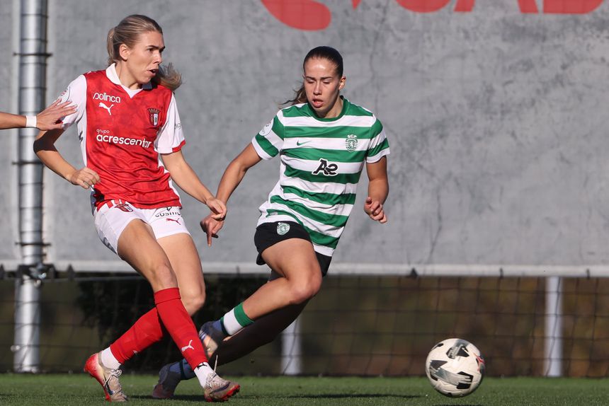 Duelo sempre intenso que foi decidido nos últimos minutos. Foto: FPF