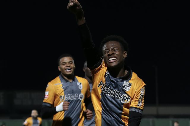 Camara festeja o golo que deu a 'vitória ao Vitória' - Foto: Manuel Fernando Araújo/LUSA