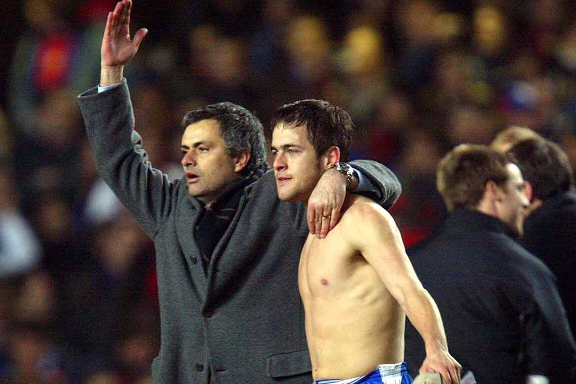 Mourinho e Joe Cole festejam depois de o Chelsea eleminar o Barça na Champions em 2005 - Foto: IMAGO