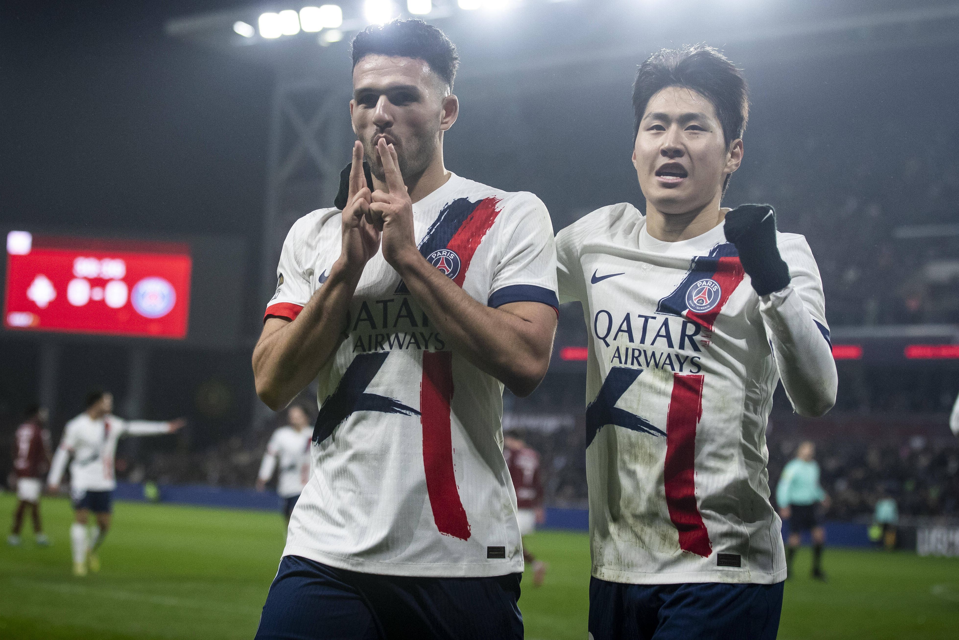 Gonçalo Ramos e Kang In-Lee com a camisola do PSG