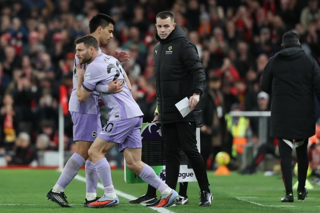James Milner a entrar em campo, em Anfield, com o número 20 nas costas - Foto: Milner