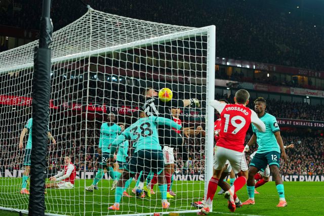 Lance de infelicidade para Johnstone deu primeiro  golo ao Arsenal - Foto: IMAGO