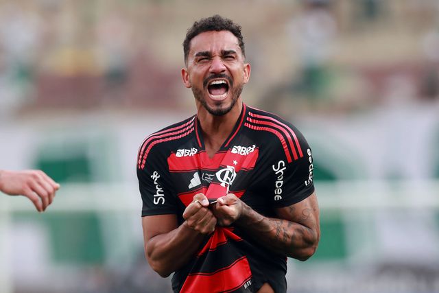 Danilo, capitão do Flamengo, a dar o mote para o jogo com o PSG