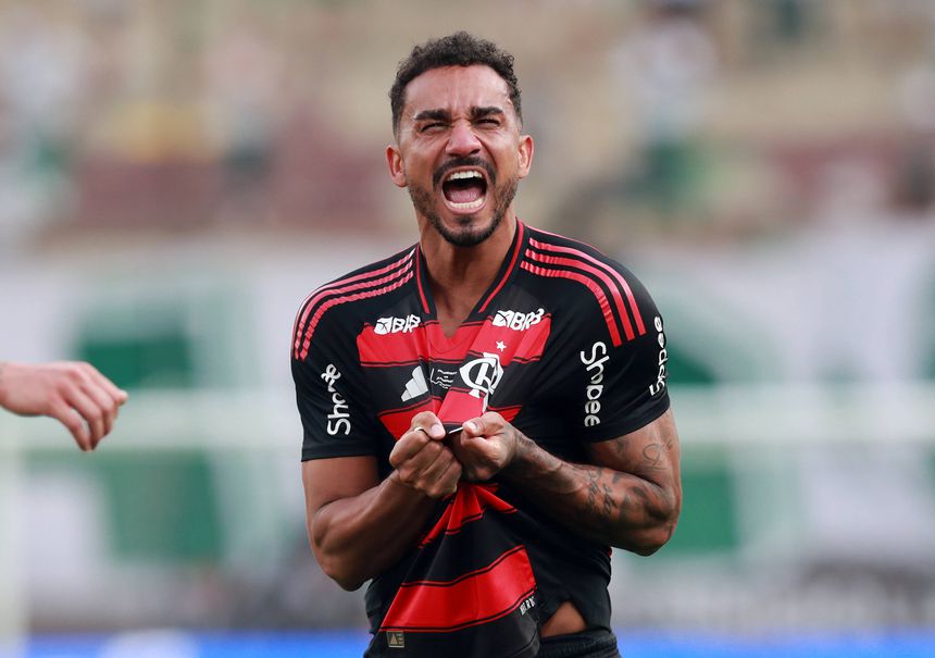 Danilo, capitão do Flamengo, a dar o mote para o jogo com o PSG