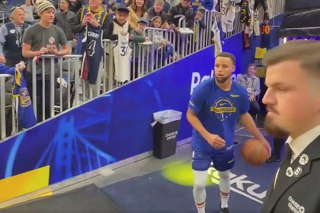 Até parece IA! Cesto 'à' Stephen Curry no aquecimento dos Warriors