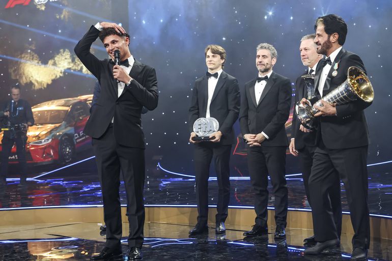 Lando Norris recebeu, na sexta-feira, o primeiro título de campeão do Mundo de Fórmula 1