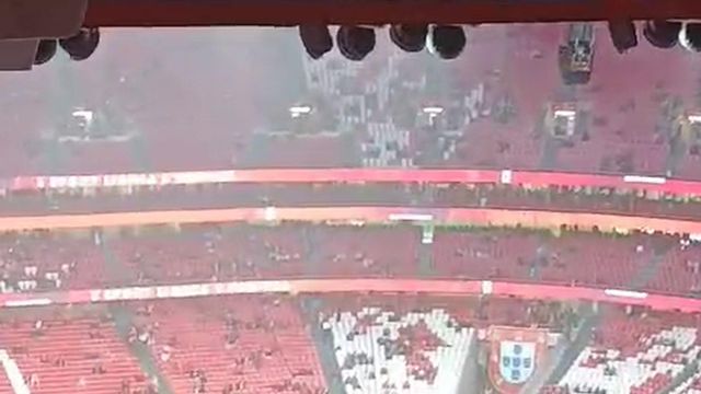 Guarda-redes do Benfica entram para aquecimento