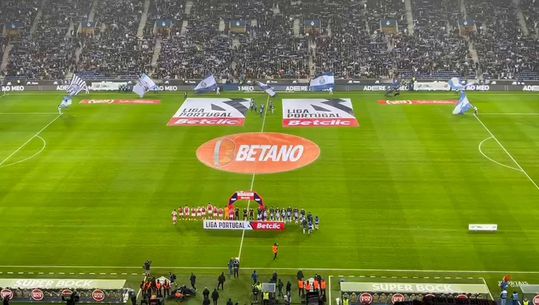 Entrada das equipas ao som do hino portista