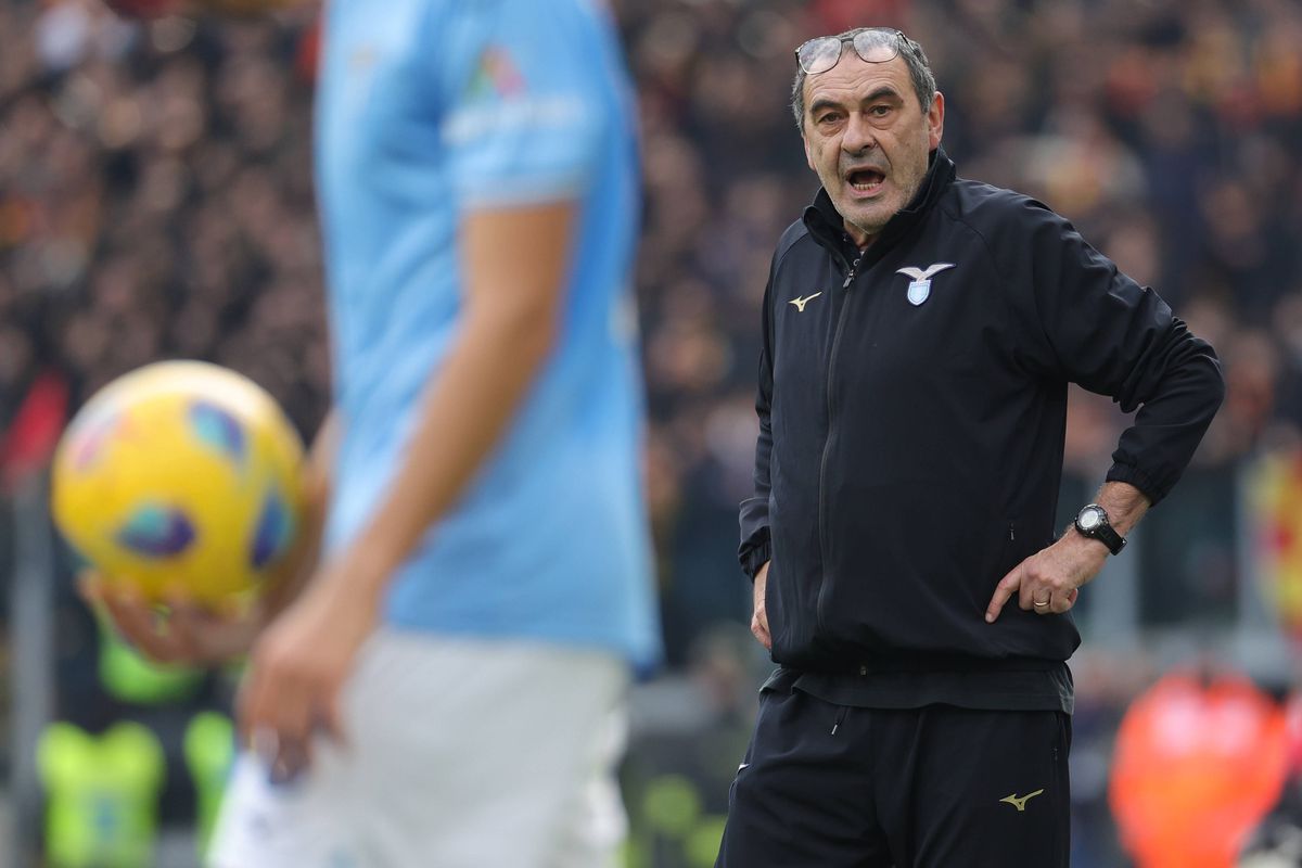 Foi só um susto: Maurizio Sarri recuperou e já orientou treino