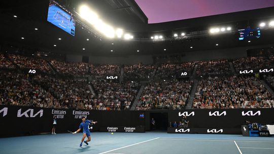 Djokovic levado a 4 horas de encontro para passar primeira ronda na Austrália