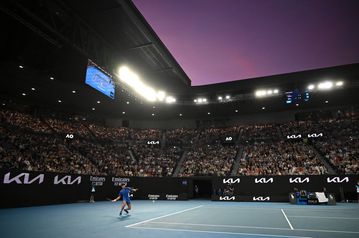 Djokovic levado a 4 horas de encontro para passar primeira ronda na Austrália