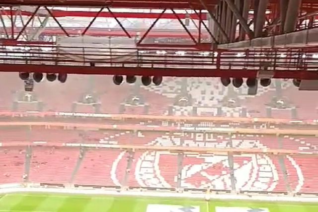 Adeptos vão ocupando as bancadas da Luz