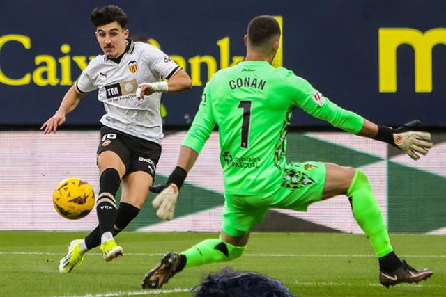 Valência vence Cádiz e está cada vez mais perto da Europa