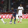 Imagem de Lassana Diarra com a camisola do PSG num jogo frente ao Caen em 2018. O médio dos parisienses tem a bola controlada e procura passar por dois adversários