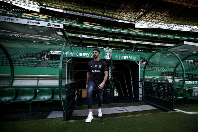 Rui Silva apresentado como reforço em Alvalade (foto: Sporting)