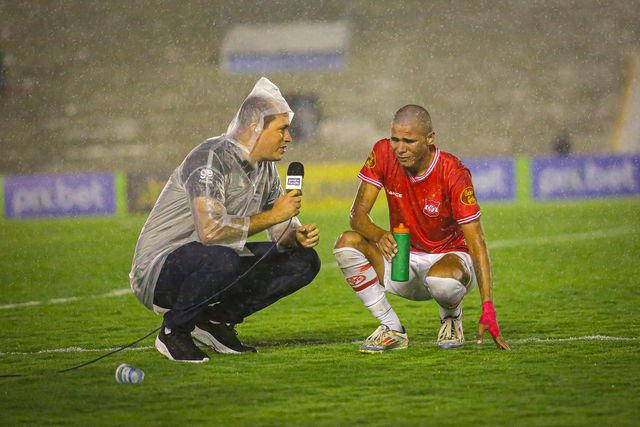 Estreou-se aos 24 anos no futebol profissional e marcou golaço de livre