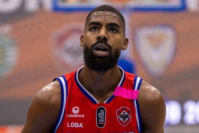 Oliveirense desiste de jogador impedido de jogar em Portugal