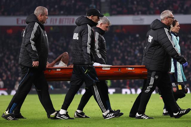 Gabriel Jesus retirado de maca no jogo com o United