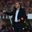 Carlos Carvalhal, treinador do SC Braga (que nesta noite de quarta-feira recebe o Lusitano de Évora para os quartos de final da Taça de Portugal), dá, junto à linha lateral, instruções aos seus jogadores (Foto: MIGUEL NUNES)