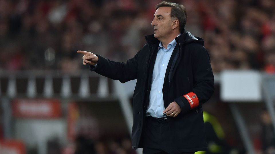 Carlos Carvalhal, treinador do SC Braga (que nesta noite de quarta-feira recebe o Lusitano de Évora para os quartos de final da Taça de Portugal), dá, junto à linha lateral, instruções aos seus jogadores (Foto: MIGUEL NUNES)