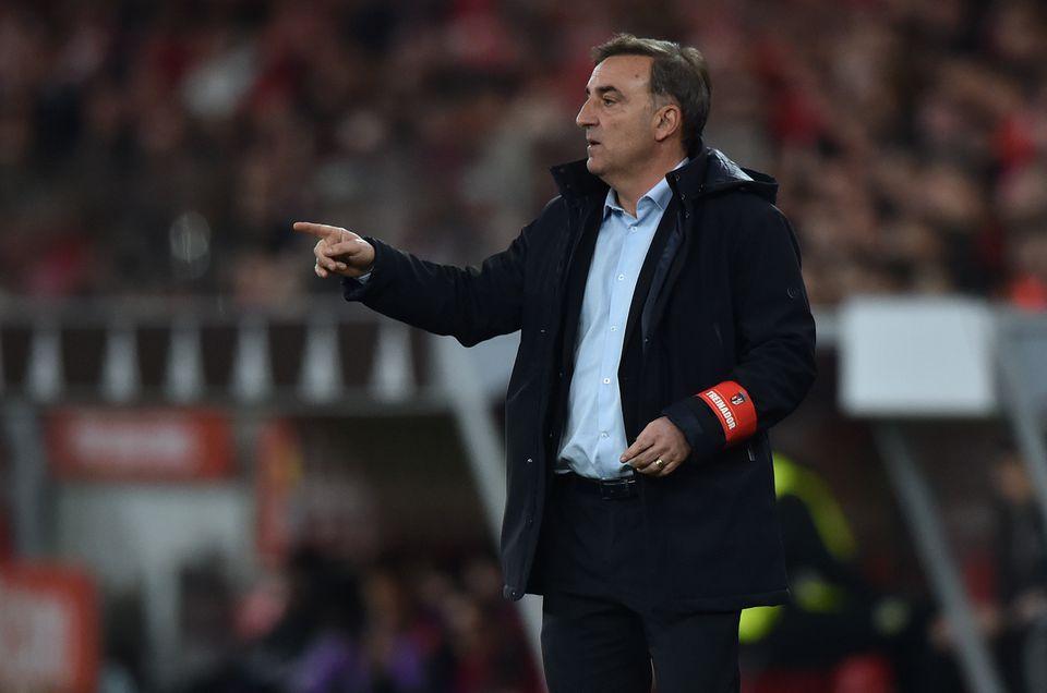 Carlos Carvalhal, treinador do SC Braga (que nesta noite de quarta-feira recebe o Lusitano de Évora para os quartos de final da Taça de Portugal), dá, junto à linha lateral, instruções aos seus jogadores (Foto: MIGUEL NUNES)