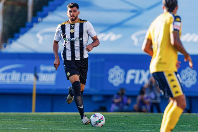 Zé Vítor, defesa do Nacional, controlando a bola num jogo em casa do Estoril