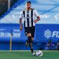Zé Vítor, defesa do Nacional, controlando a bola num jogo em casa do Estoril