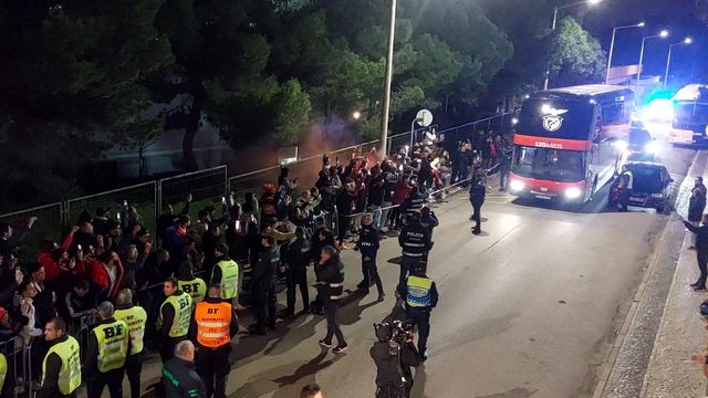 Chegada da equipa do Benfica ao Estádio São Luís com muito apoio dos adeptos