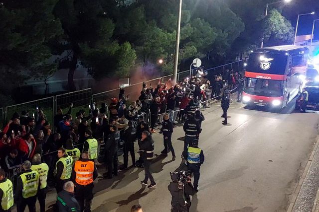 Chegada da equipa do Benfica ao Estádio São Luís com muito apoio dos adeptos