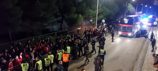 Chegada da equipa do Benfica ao Estádio São Luís com muito apoio dos adeptos