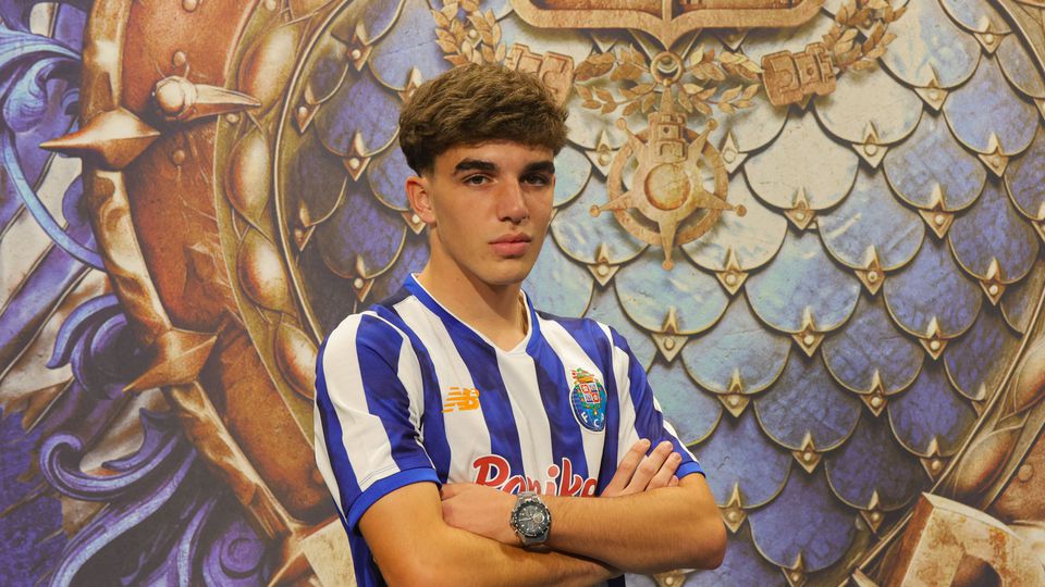 José Afonso, lateral-esquerdo, assinou primeiro contrato profissional com o FC Porto (Foto: FC Porto)