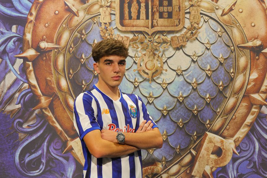 José Afonso, lateral-esquerdo, assinou primeiro contrato profissional com o FC Porto (Foto: FC Porto)