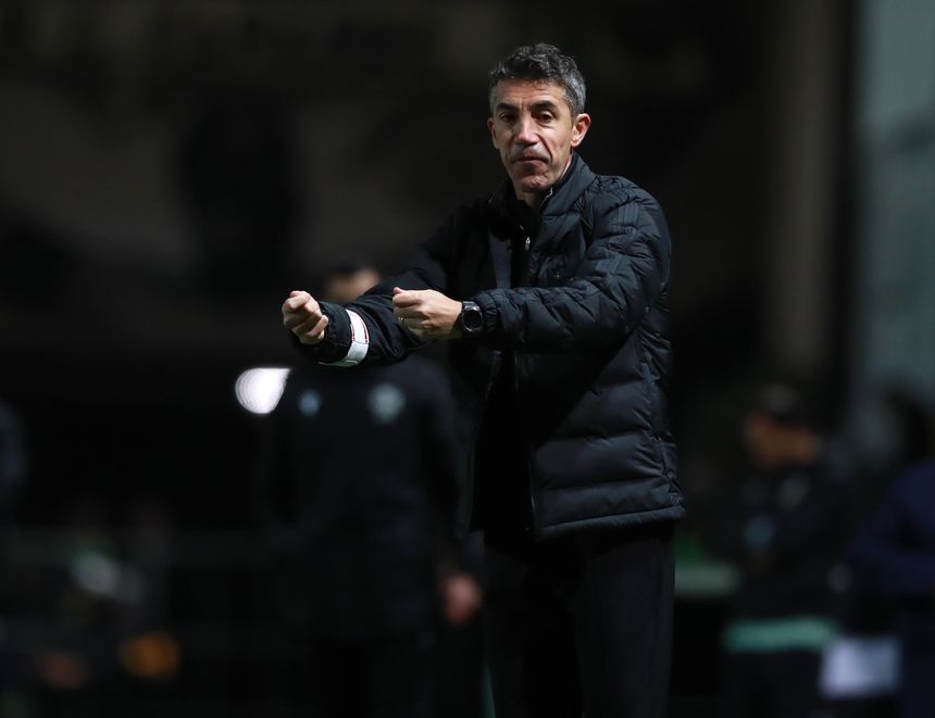 Bruno Lage dá indicações para o relvado