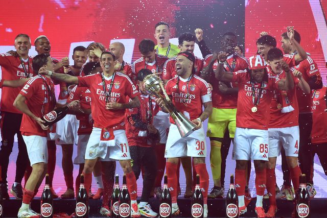 Otamendi, capitão do Benfica, com mais alguns companheiros a seu lado no palanque, segura no troféu da Taça da Liga que os encarnados conquistaram no último sábado ao derrotarem o Sporting na final por 7-6 nos penáltis após 1-1 nos 90 minutos