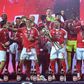 Otamendi, capitão do Benfica, com mais alguns companheiros a seu lado no palanque, segura no troféu da Taça da Liga que os encarnados conquistaram no último sábado ao derrotarem o Sporting na final por 7-6 nos penáltis após 1-1 nos 90 minutos